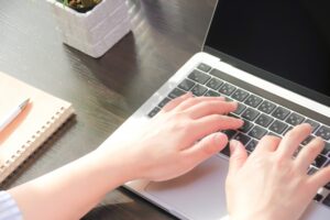パソコン、仕事、制作のイメージ