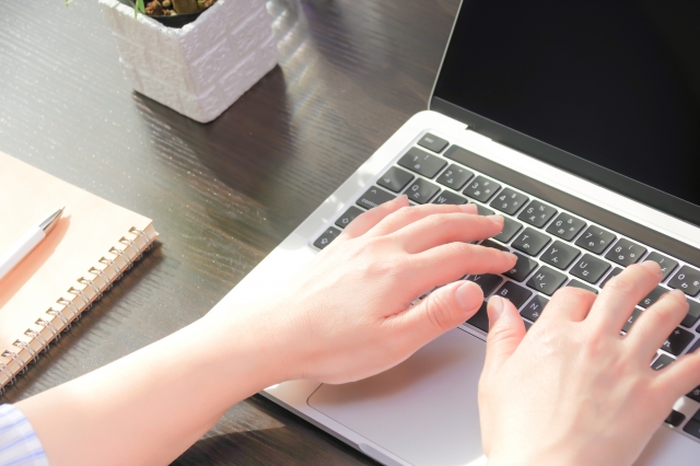 パソコン、仕事、制作のイメージ