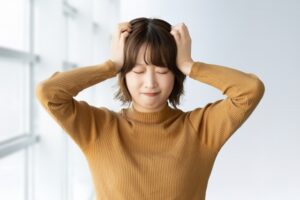 困った女性のイメージ