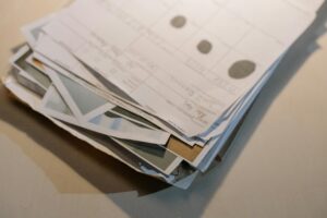 書類、紙、無造作に積み重なった書類の束