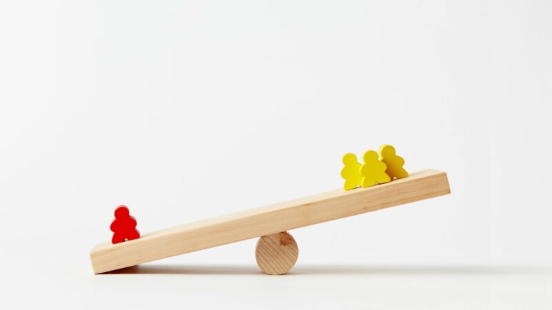 比較を表すシーソーのイメージ