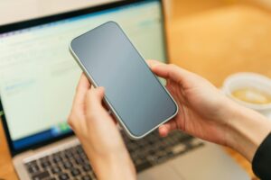 スマホを持っている